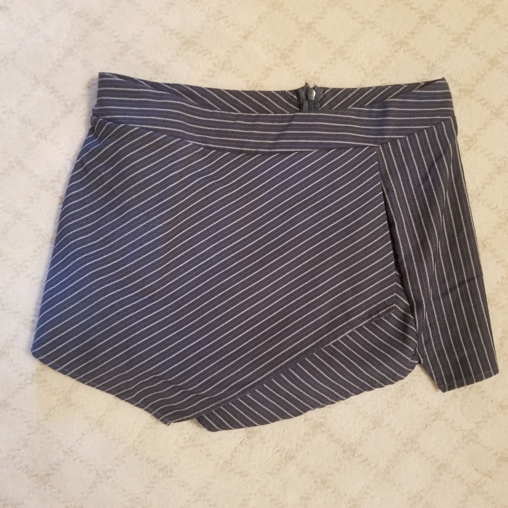 Pin Striped Shorts - Picture 5 of 6